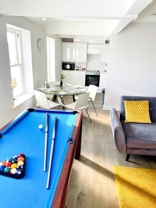 Royal Harbour Retreat Sea Views & Pool Table Apartment Ramsgate Luaran gambar